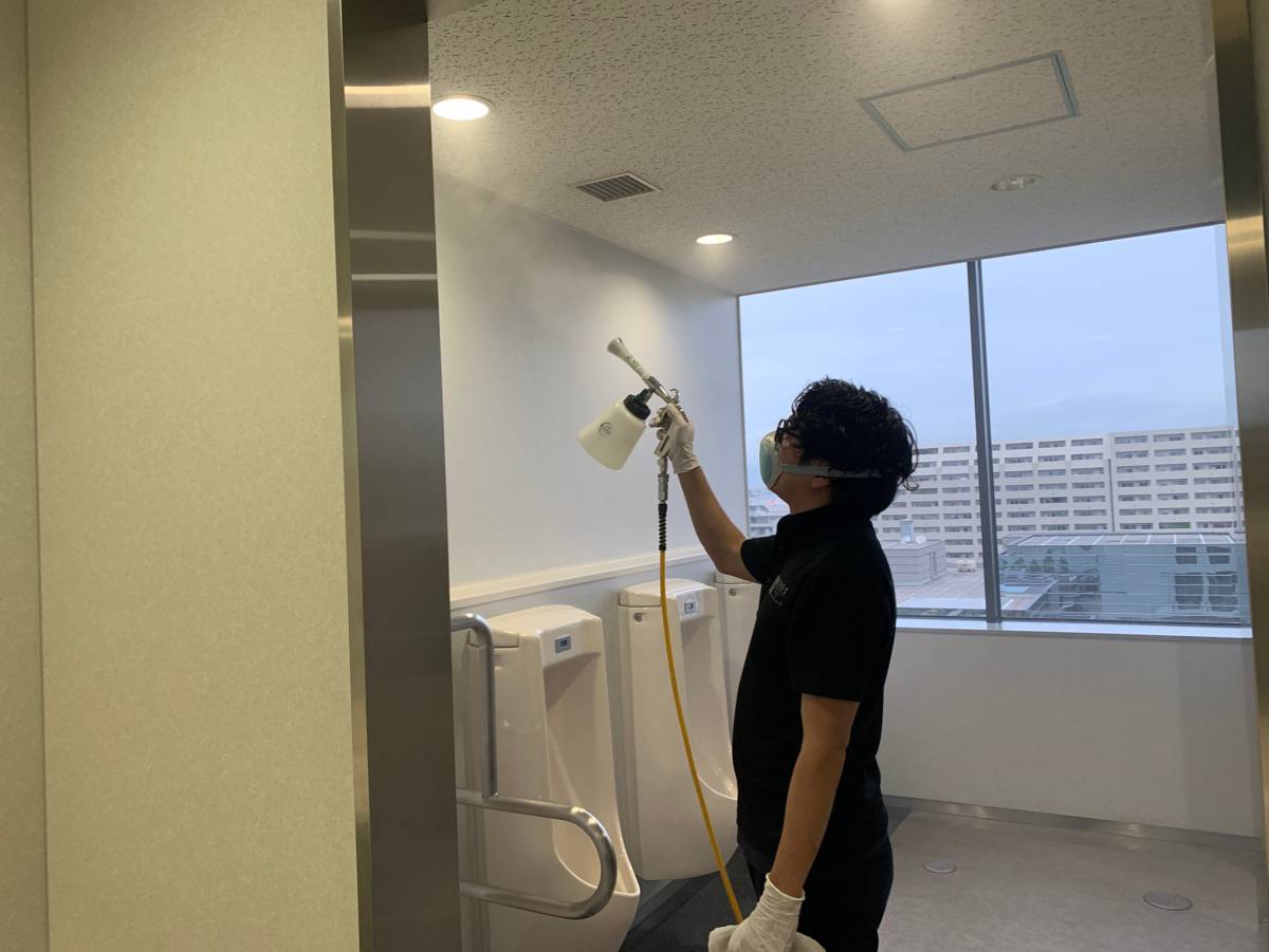 東大阪市役所トイレへの光触媒J-チタンHiKARiを塗布