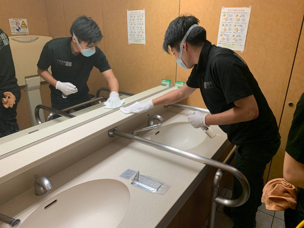 東大阪市役所トイレの洗面台への光触媒J-チタンHiKARiを塗布