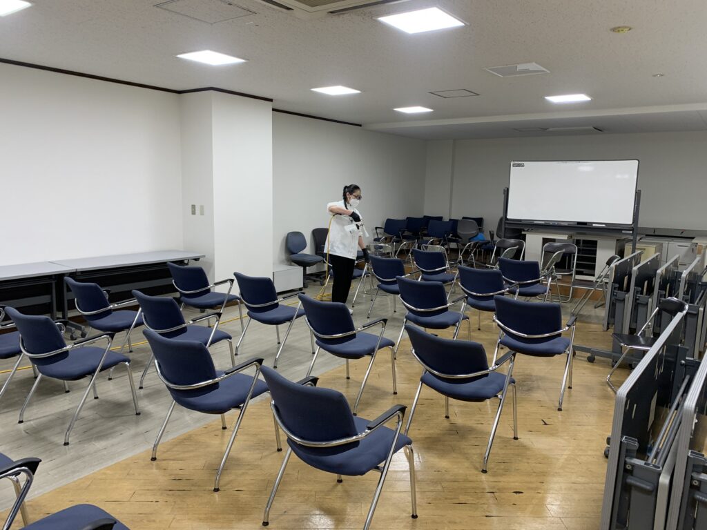 大阪市阿倍野区役所庁舎椅子に光触媒コーティング